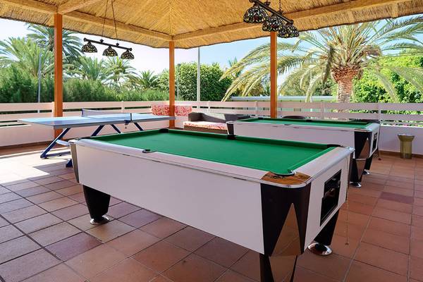 Außenbereich mit zwei Billardtischen und einem Tischtennistisch unter einem Pavillon im Bull Costa Canaria & Spa.
