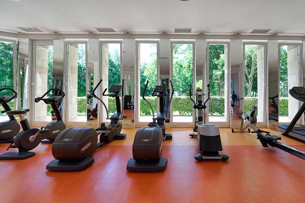 Fitnessstudio im Bull Costa Canaria & Spa Hotel mit mehreren Laufbändern und anderen Geräten.
