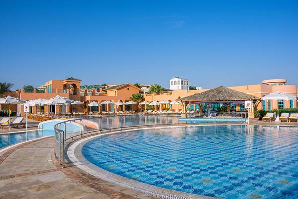Außenpool mit Liegen und Sonnenschirmen im Chedi El Gouna Hotel