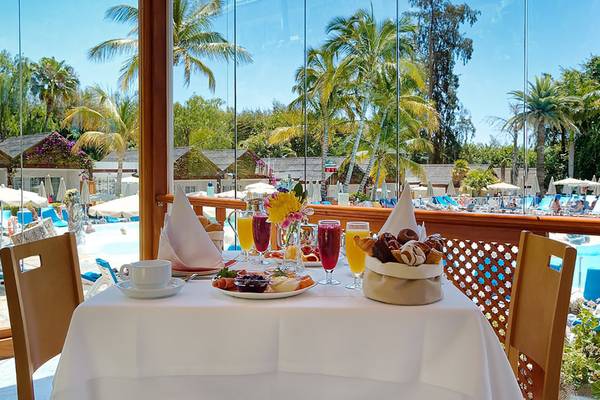 Frühstückstisch im Bull Costa Canaria & Spa Hotel mit Blick auf den Pool.