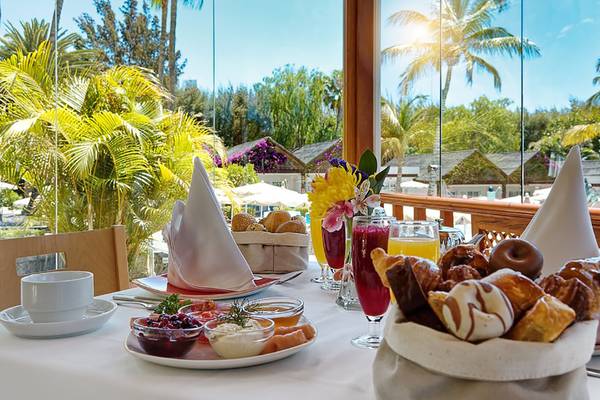 Frühstückstisch im Bull Costa Canaria & Spa Hotel mit Blick auf die Außenlandschaft.
