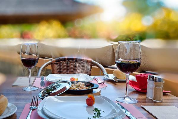 Tisch im Hotel Bull Costa Canaria & Spa mit Essen und Getränken.