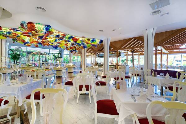 Innenbereich des Restaurants im Bull Costa Canaria & Spa Hotel mit bunten Glaslampen an der Decke.