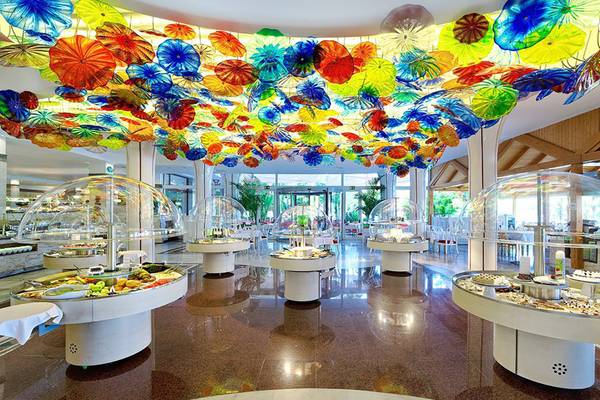 Buffetbereich des Bull Costa Canaria & Spa Hotels mit farbenfrohen Glasschirmen an der Decke.