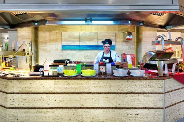 Buffetstation im Bull Costa Canaria & Spa Hotel mit verschiedenen Speisen und Getränken.