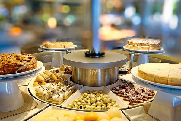 Nachtisch-Buffet im Bull Costa Canaria & Spa mit verschiedenen Kuchen und Desserts.