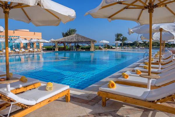 Pool-Lounge-Bereich im Chedi El Gouna Hotel mit Sonnenliegen und Sonnenschirmen