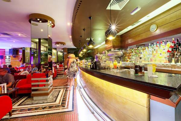 Bar-Szene im Bull Costa Canaria & Spa Hotel mit Menschen, die Getränke genießen.