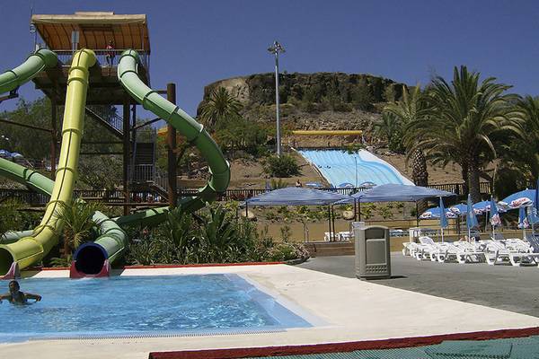 Wasserrutschen im Bull Costa Canaria & Spa Wasserpark mit Schwimmbecken und Sonnenliegen.
