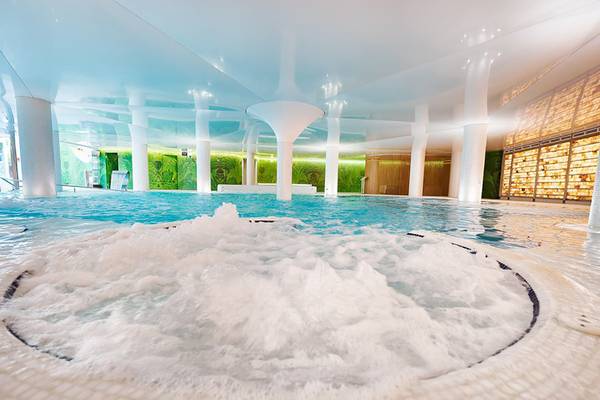 Innenpool des Bull Costa Canaria & Spa Hotels mit Sprudelbad und blauem Wasser