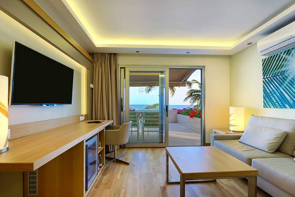 Innenansicht der Suite im Bull Costa Canaria & Spa Hotel mit Blick auf das Meer.