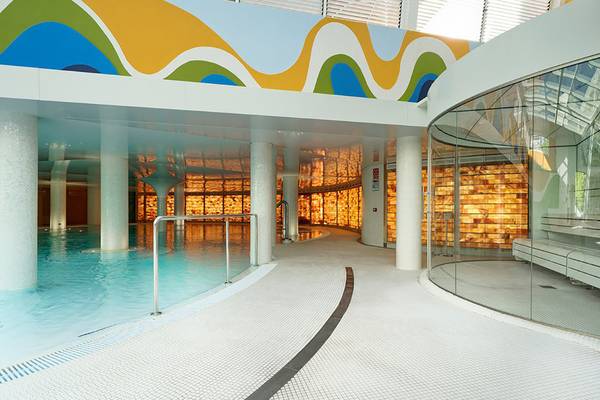 Innenpool des Bull Costa Canaria & Spa Hotels mit blauen, gelben und grünen Wandmustern.