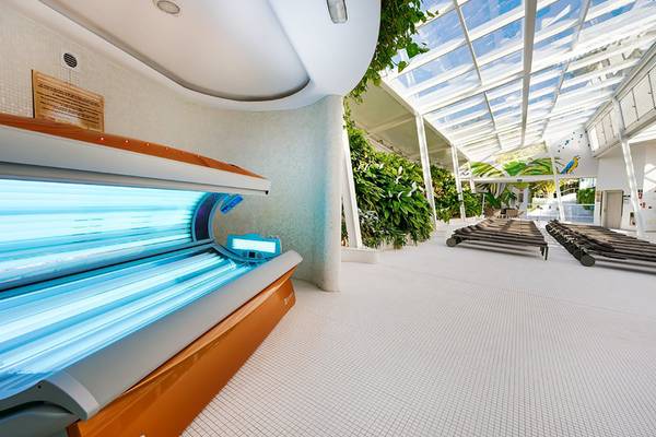 Solarium-Bereich im Bull Costa Canaria & Spa Hotel mit modernen Sonnenbädern und einer Glasdecke.
