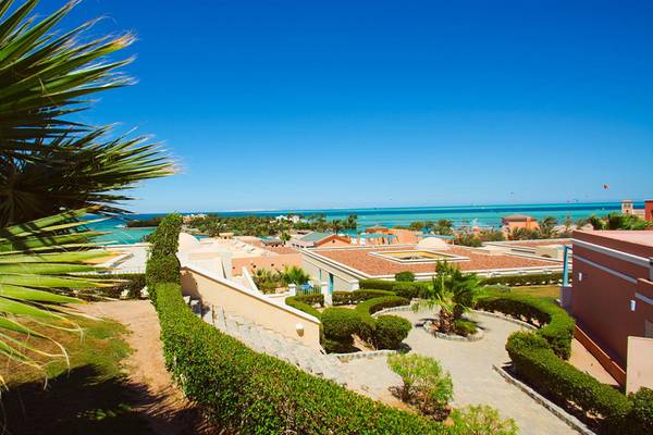 Ansicht von The Chedi El Gouna Hotel mit Blick auf den Garten, Gebäude und Meer.