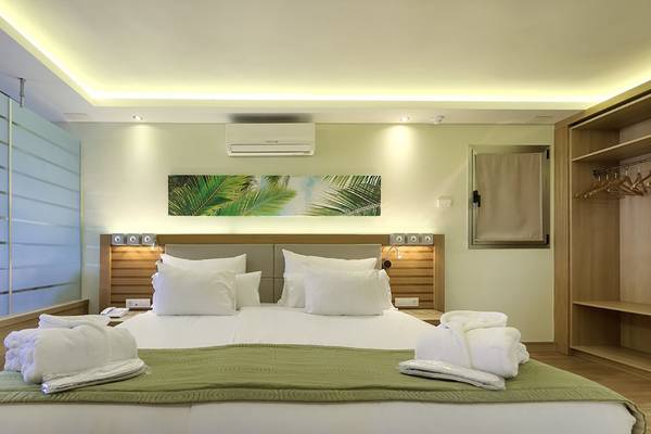 Schlafzimmer im Bull Costa Canaria & Spa Hotel mit weichen weißen Kissen und türkisfarbener Bettwäsche.