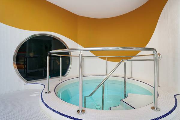 Whirlpool im Spa Bereich des Bull Costa Canaria Hotels mit gelben und weißen Wänden