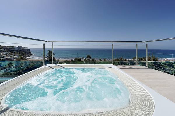 Aussicht von Hotel auf Meer mit Whirlpool auf der Dachterrasse