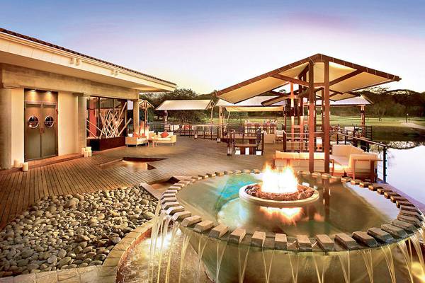 Terrasse des Westin Reserva Conchal mit Feuerstelle und Wasserbrunnen