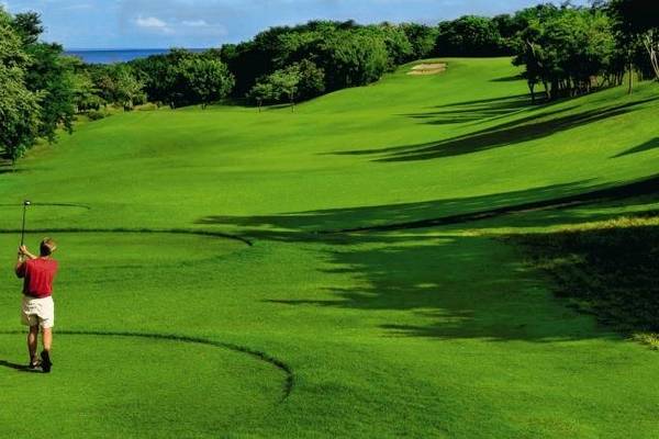 Golfspieler auf dem Golfplatz im Westin Reserva Conchal, einem All-Inclusive Golf Resort