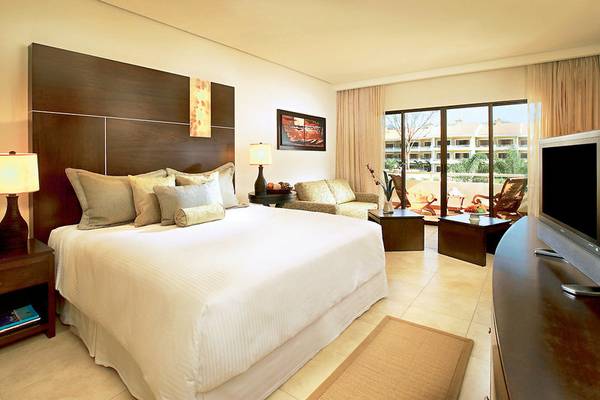 Hotelzimmer im Westin Reserva Conchal mit Bett, Sofa, Fernseher und Balkon