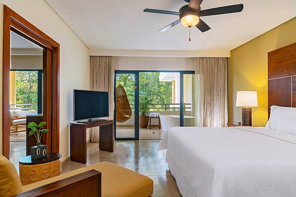 Hotelsuite Zimmer mit Balkon und Aussicht auf den Garten im Westin Reserva Conchal