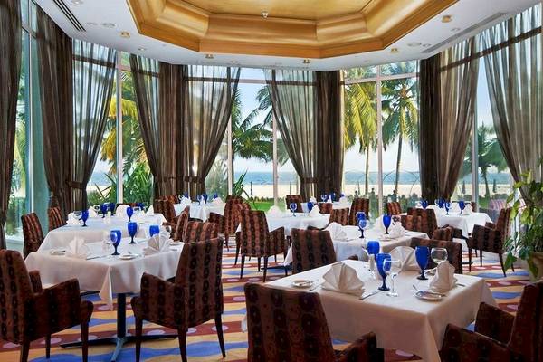 Innenansicht des Restaurants im Hilton Salalah Resort mit Blick auf den Strand.