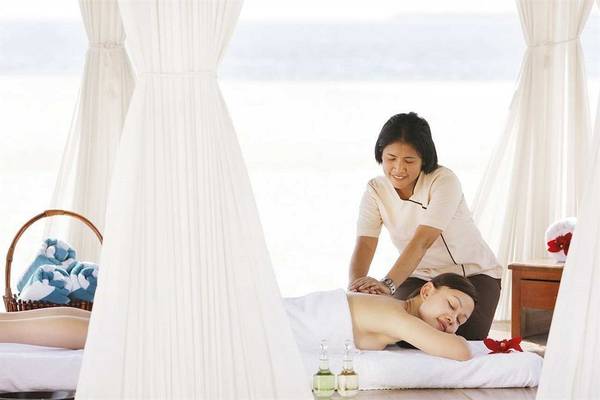 Massage im Hilton Salalah Resort unter einem weißen Zelt
