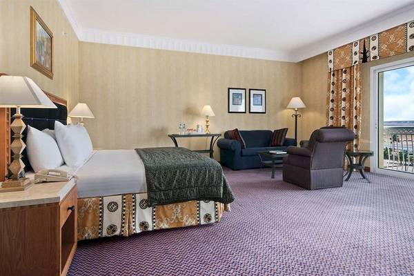 Hotelzimmer im Hilton Salalah Resort mit Bett, Sofa und Balkonzugang