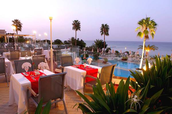 Abendessen auf der Terrasse des Sunrise Beach Hotel mit Blick auf den Pool und das Meer
