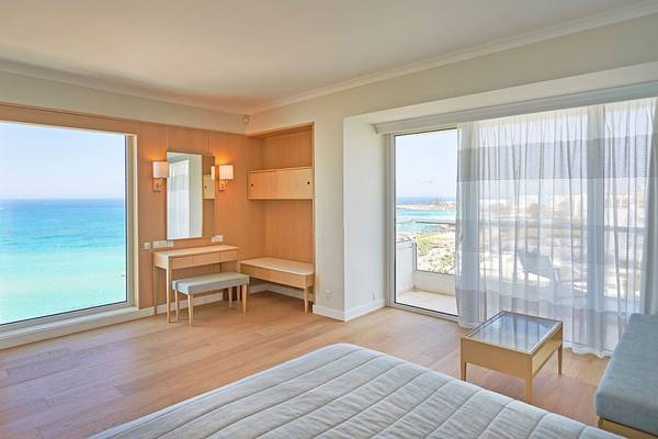 Hotelzimmer mit Meerblick im Sunrise Beach Hotel in Zypern.