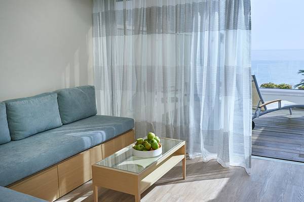Suite-Sofa mit Blick auf das Meer im Sunrise Beach Hotel in Zypern