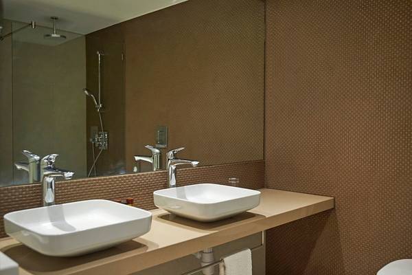 Doppelwaschbecken im Badezimmer des Sunrise Beach Hotels in Zypern.