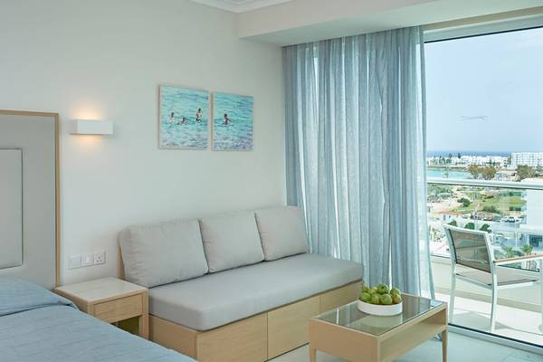 Hotelzimmer im Sunrise Beach Hotel in Zypern mit Balkon und Meerblick.