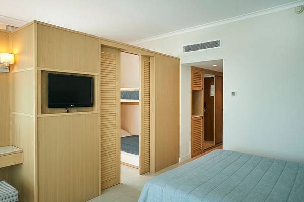 Suite Zimmer im Sunrise Beach Hotel in Zypern mit Fernseher, Bett und Schrank