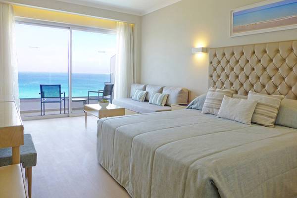 Ein Zimmer im Sunrise Beach Hotel in Zypern mit Blick auf das Meer.