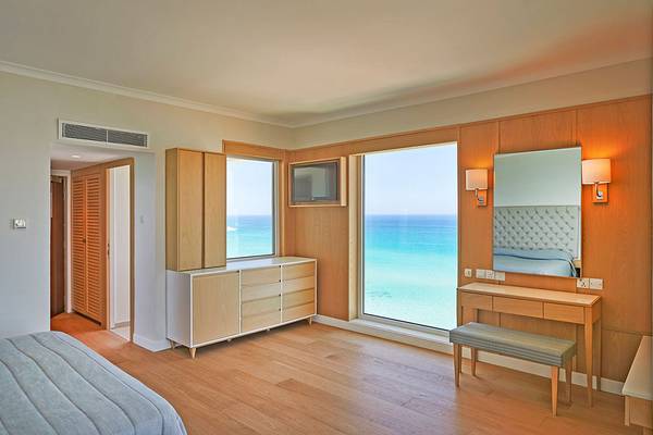 Hotelzimmer mit Meerblick im Sunrise Beach Hotel, Zypern, mit großem Fenster, moderner Einrichtung und Ausblick auf das Meer.