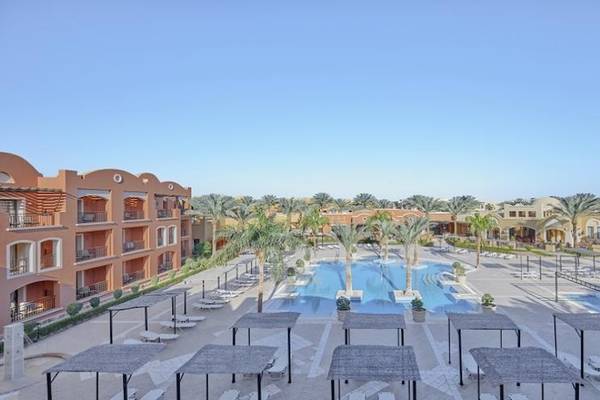 Jaz Neo Dar El Madina Resort mit Swimmingpool und Liegestühlen