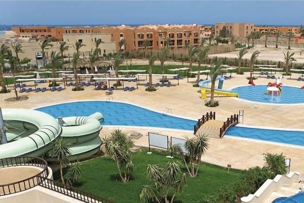 Luftaufnahme des Jaz Neo Dar El Madina Resorts mit Swimmingpools, Wasserrutschen und Sonnenliegen.