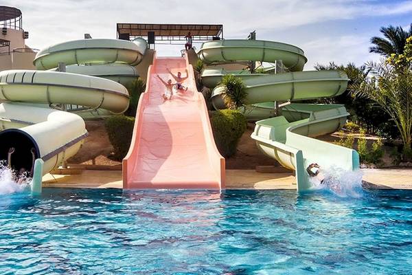 Mehrere Wasserrutschen im Freien im Hotel JAZ Neo Dar El Madina.