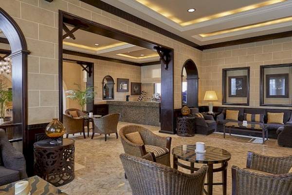 Hotellobby von Jaz Neo Dar El Madina mit Sofas, Sesseln und Tischen