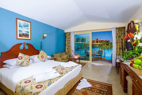 Zimmer im Titanic Palace mit Balkon und Poolblick.
