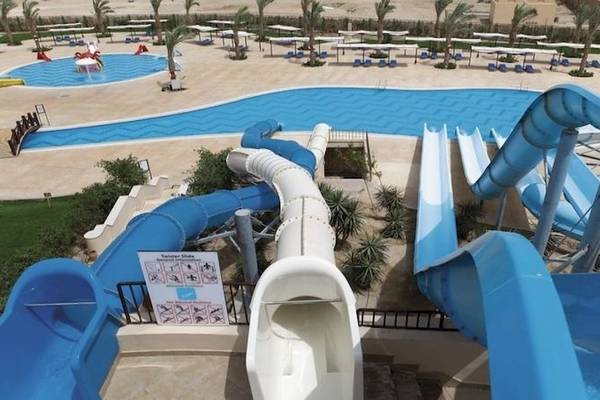 Luftaufnahme des Wasserparks im JAZ Neo Dar El Madina Hotel mit mehreren Rutschen und einem großen Schwimmbecken.
