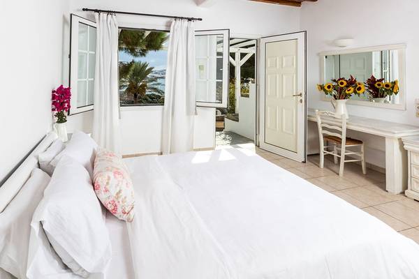 Schlafzimmer im Rhenia Mykonos Hotel mit Blick auf das Meer.