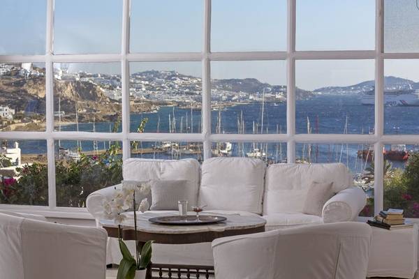 Wohnzimmer im Rhenia Mykonos Hotel mit Blick auf den Hafen und die Bucht