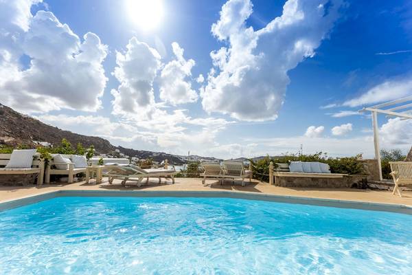 Pool mit Aussicht auf den Himmel und Berge am Rhenia Mykonos Hotel & Bungalows