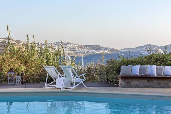 Außenpool mit Blick auf das Meer und der Rhenia Mykonos Hotel & Bungalows