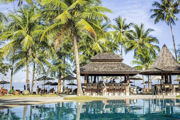 Au ßenbereich des Robinson Khao Lak Hotels mit Pool, Palmen und Pavillons.