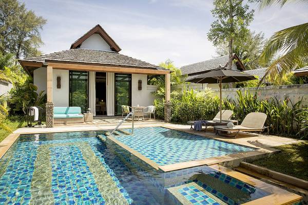 Außenbereich der Robinson Khao Lak Villa mit Swimmingpool, Sonnenliegen und grüner Umgebung.
