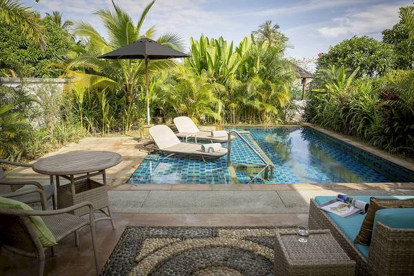 Außenpoolbereich des Robinson Khao Lak Hotels mit Liegen und Sonnenschirm