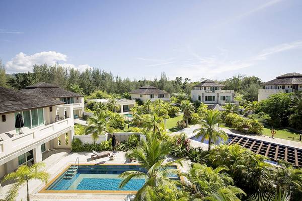 Luftaufnahme des Robinson Khao Lak Hotels mit Swimmingpool und tropischen Pflanzen.